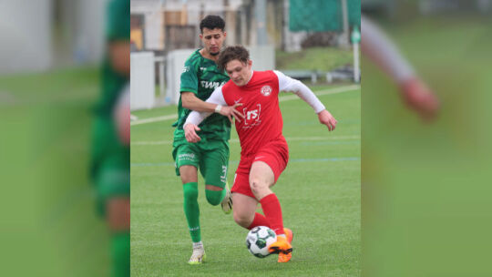 Der Engerser Ayman Ed-Daoudi (links) brachte den FVE im Test gegen Rot-Weiß Hadamar in Führung, nach 90 MInuten hieß es 3:0 am W