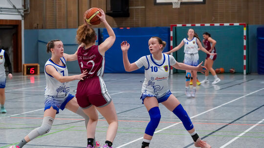 Zwei Neustädterinnen (in Weiß), die dem Spiel ihren Stempel aufdrückten: Während Nele Reingen (rechts) mit sagenhaften 45 Korbpu Zwei Neustädterinnen (in Weiß), die dem Spiel ihren Stempel aufdrückten: Während Nele Reingen (rechts) mit sagenhaften 45 Korbpu