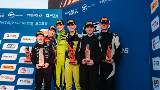 Durch zwei Siege in Valencia stehen Enrico Förderer und sein Teamkollege Joel Mesch in der GT4 Winter Series weiter ganz oben.