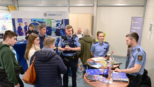 Warum nicht bei der Polizei Karriere machen?