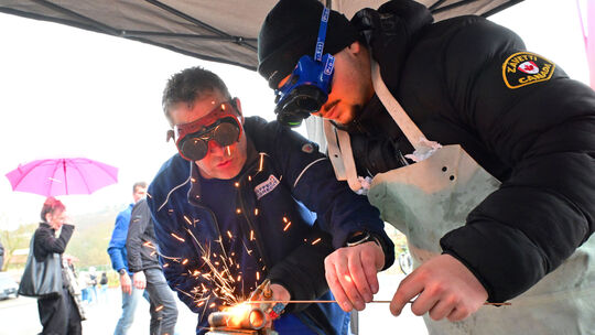 Beim Berufsinfomarkt in der Berufsbildenden Schule konnten sich die jungen Menschen auch ausprobieren.