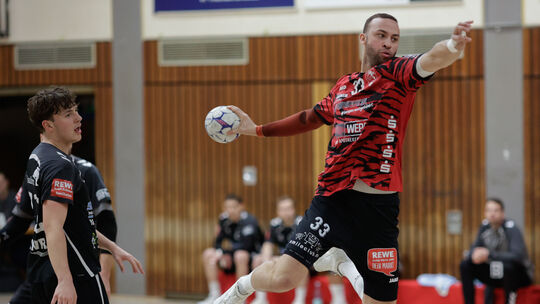 Melvin Wheaton (am Ball) vom HV Vallendar spielte auf ungewohnter Position, doch wusste wie Mattis Möllering zu überzeugen. Melvin Wheaton (am Ball) vom HV Vallendar spielte auf ungewohnter Position, doch wusste wie Mattis Möllering zu überzeugen.