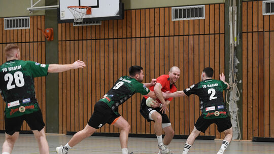 Leon Bühler (rotes Trikot) steckt mit der Reserve des TuS Holzheim in der Bezirksoberliga mittlerweile im Abstiegskampf. Am näch Leon Bühler (rotes Trikot) steckt mit der Reserve des TuS Holzheim in der Bezirksoberliga mittlerweile im Abstiegskampf. Am näch
