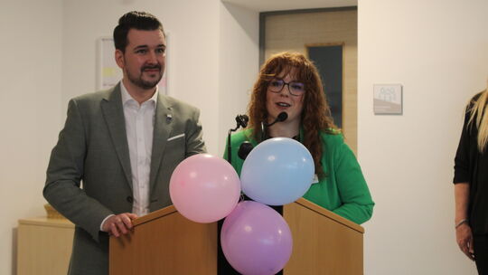 Freuen sich, dass die Kita Römergarten Anfang Januar an den Start gegangen ist: Kitaleiterin Laura Behnke und Stadtbürgermeister