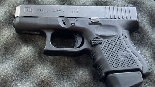 Die Pistole des Wachmanns, der bei einem Raubüberfall auf einen Kreuznacher Juwelier im August 2013 den Tätern entgegentrat, nah