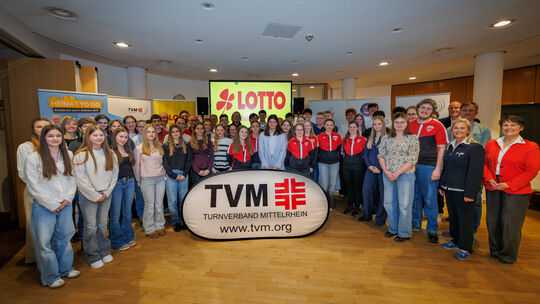 Die Geehrten des Abends versammelten sich zum Abschluss zu einem gemeinsamen Gruppenbild. Die Geehrten des Abends versammelten sich zum Abschluss zu einem gemeinsamen Gruppenbild.