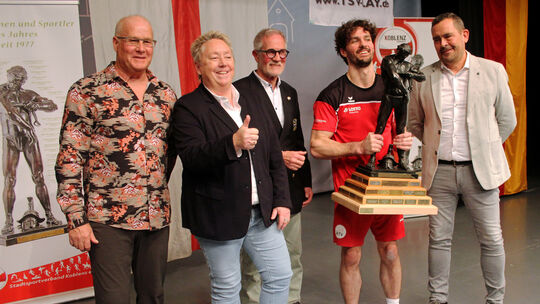 Der Koblenzer Sportler des Jahres 2025 Angelo Schall (mit Trophäe) freute sich mit dem Vorsitzenden des Stadtsportverbandes Kobl