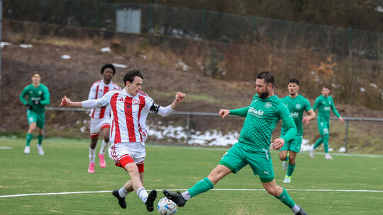 Jelle Lang (links) traf doppelt beim 3:1-Sieg der A-Junioren des SC Idar-Oberstein beim VfR Baumholder. Da konnte auch VfR-Verte