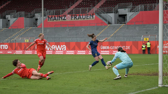 Die Andernacherin Maren Weingarz (blaues Trikot) erzielt hier den 2:2-Ausgleich für ihr Team, am Ende aber musste sich die SG 99