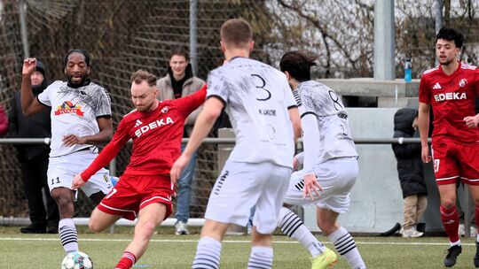 Dieser Schuss von Philipp Pitkowski (in Rot) ging nicht rein, in der zweiten Hälfte traf er aber doppelt und drehte damit die Pa