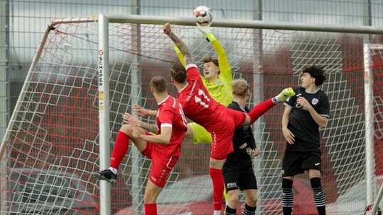 Hier war der Linzer Schlussmann Tylron Wielpütz zur Stelle, zweimal musste der Keeper des VfB allerdings hinter sich greifen. Se