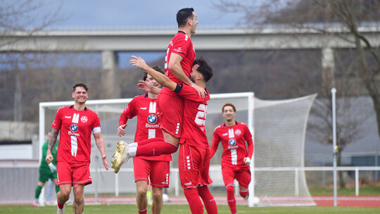 Alle zum Idel fix: Ahrweilers Torjäger Almir Porca hat es nach dem 1:0 von Thomas Idel (Zweiter von rechts) als Erster zum Torsc
