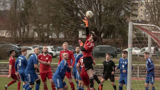 Mächtig etwas los im Strafraum des TuS Waldböckelheim beim Nachholspiel in Bad Sobernheim. TuS-Keeper Maurice Strauß springt am