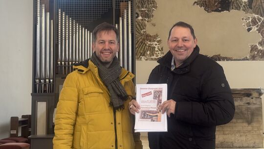 Seelsorgebereichsmusiker und Organist Andreas Auel (links) sowie Komponist und Dirigent Sven M. Hellinghausen stellten die neue