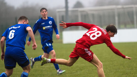 Mit seinem zweiten Saisontor ließ Laubachs Lucas Christof seine roten Farben jubeln, für Wissen um Philipp Bernd Weber (Nummer 6