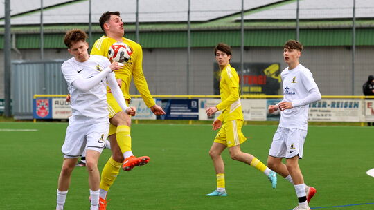 Den Ball und einen starken Gegner hatte Kirchberg (in Gelb, von links mit Jannik Auler und Enrico Geiß) mit Eintracht Trier II v