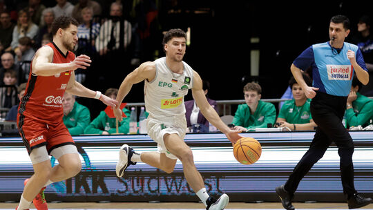 Aleksa Kovacevic (am Ball) und die Koblenzer Baskets erkämpften sich einen 91:82-Sieg gegen Wolmirstedt und halten damit weiterh