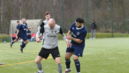 Julian Bär (am Ball, gegen den Diezer Yahia Hindawi) hatte im Kreispokal-Kick gegen den SV Diez-Freiendiez den Ausgleich für die