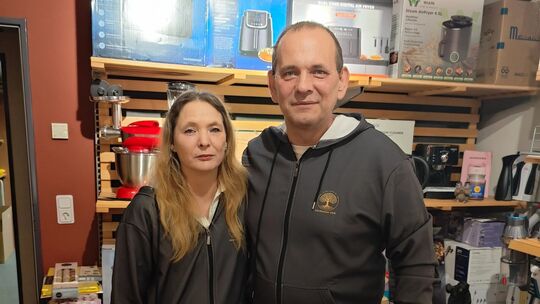 Mario und Nicole Bieschke im Ausstellungsraum ihres Retourenhandels.