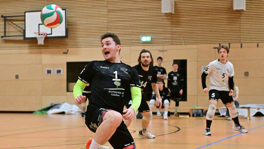 Der Sinziger Kapitän Justin Haubrichs (vorn) und seine LAF waren beim 0:3 gegen Wiesbach chancenlos.