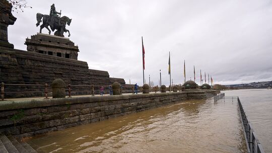 Leichtes Hochwasser am Deutschen Eck: Das von der Mosel hinzufließende Wasser lässt den Rhein im Bereich Koblenz stärker steigen