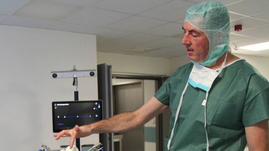 Dr. Pierre Göbel, Chefarzt Orthopädie am Dauner Krankenhaus, erläutert den Einsatz des Roboters Cori bei Kniegelenk-OPs.
