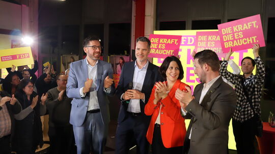 Die FDP-Spitzen (von links) Justizminister Philipp Fernis. Bundesparteichef Christian Dürr, Liberalen-Spitzenkandidatin zur Land