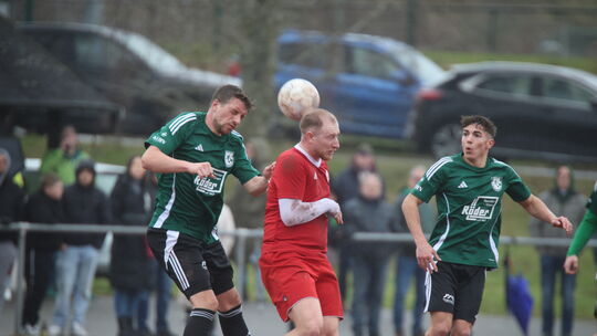 Der TuS Mörschied (grüne Trikots) zeigte sich nach der Winterpause in starker Form und bezwang die SG Fürfeld/Neu-Bamberg/Wöllst