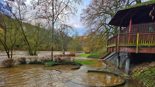 „Schülerkiesel“ unter Wasser: Die Nahe überspült den Kirner Wasserspielplatz.