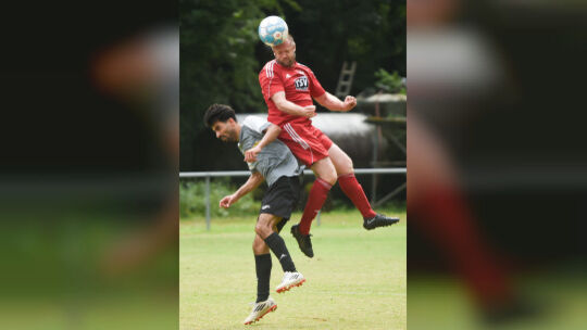 Wirft sich auch in der nächsten Saison in jedes Kopfballduell: Sebastian Grünewald (rotes Trikot), der Trainer des TSV Langenlon