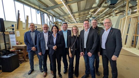 Beim Frühjahrsempfang des Landesverbands des rheinland-pfälzischen Tischlerhandwerks in Holzappel gaben sich das Mikrofon in die