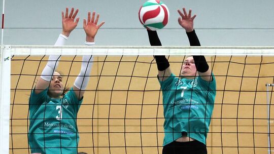 Der Block stand sicher bei den Vallendarerinnen (links Rebecca Dill, rechts Nicole Hinz) beim 3:1-Sieg gegen Wiesbaden.