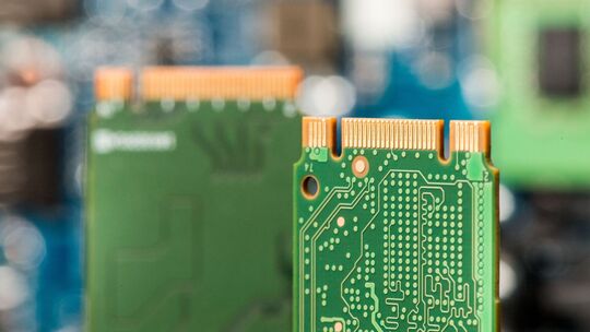 M.2-SSD-Karte mit SATA-Anschluss (vorn) und NVMe-SSD-Festplatte