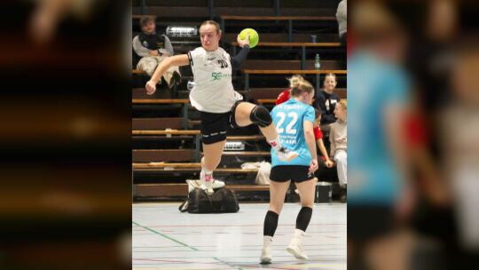 Und wieder ist die Abwehr des TV Engers ausgespielt, Wellings Anna Sauerborn (am Ball) hat freie Fahrt. Der TVW gewann die Oberl