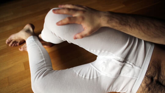 Ein Mann liegt in einer langen Unterhose auf dem Boden. Im Beller Ortsteil Wohnroth wird heute noch eine nette Anekdote über die