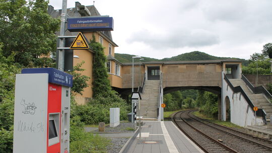 Heute existieren die beiden Durchfahrtsgleise, in früheren Zeiten gab es in Dausenau dazu noch auf jeder Seite ein Überholgleis.