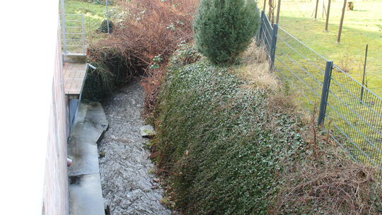 Teilweise reicht die Bebauung am Kaltbach in Nassau direkt an das Gewässer an. Dort soll bald der Zustand der Ufermauern geprüft