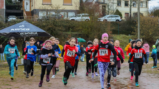 Beim Start der Kinderläufe tröpfelte es noch etwas in Algenrot. Das hinderte die jungen Läuferinnen aber nicht. Es gab ausgezeic