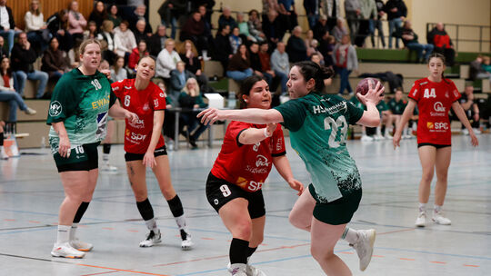 Volle Konzentration: Marie Alt vom HSV Sobernheim (in Ballbesitz) lässt sich von ihrer Marpinger Gegenspielerin nicht aufhalten.