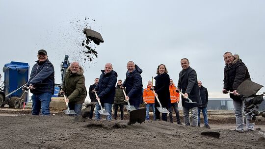 Es geht los – endlich: Beim Spatenstich in Polch greifen zur Schaufel (von links): Frank Gäb (FWG), Markus Safrzanski (SPD), Pol