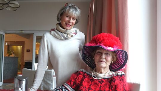 Positiv dem Leben zugewandt ließen es sich Birgit Letschert (links) und Irmgard Mollstroh nicht nehmen, am Schwerdonnerstag an d