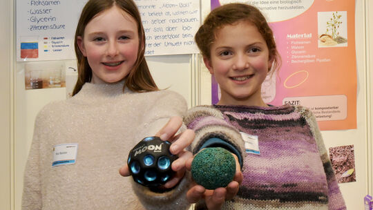 Mia Becker (links) und Flora Weimann (rechts) vom Bad Kreuznacher Gymnasium an der Stadtmauer präsentierten an ihrem Stand beim