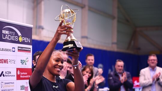 Präsentiert stolz den Siegerpokal: Die 22-jährige Hamburgerin Noma Noha Akugue ist die Siegerin der Rewe Petz Ladies Open 2026 i