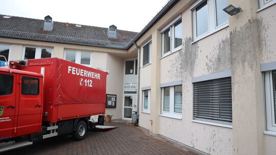 Die Feuerwehr kann viel und leistet viel, aber die Folgen des Ölanschlags auf das Verwaltungsgebäude der Verbandsgemeinde Bad Kr