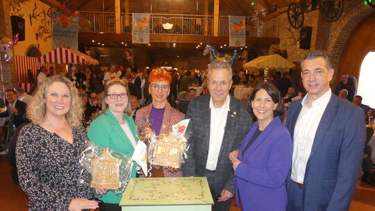 Ralf Leonhard (3. von rechts) freute sich über die große Resonanz auf den Jahresempfang der Schausteller und den Besuch von (von