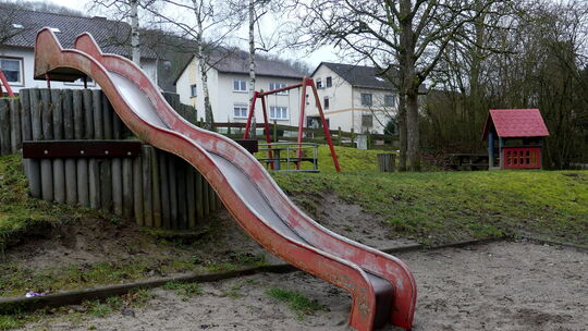 Bilder und Eindrücke belegen: Einige Spielgeräte sollten erneuert und auch der Sand in Sandkästen oder wie hier unter der Rutsch
