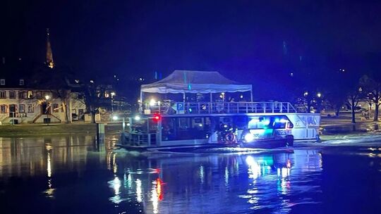 Das Boot „Lagune“ treibt führungslos auf der Mosel: Einsatzkräfte befestigten das abgeschleppte Party-Boot in einem Hafen.