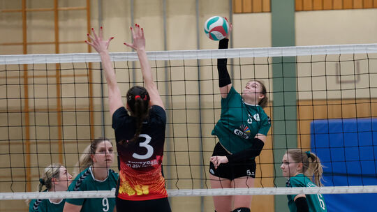 Zieht den Schmetterschlag durch: Vanessa Nickel vom VSC Guldental (grüne Trikots) hat sich in die Höhe geschraubt. Gleich drei M