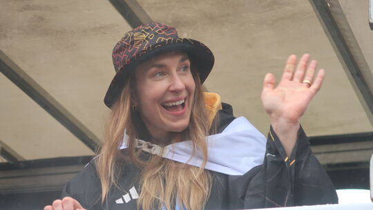 Umzug auf dem Prinzenwagen: Die Freude über den grandiosen Empfang steht der Medaillengewinnerin im Poncho mit Hut der deutschen