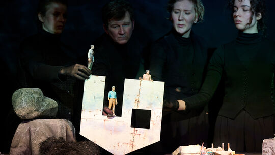 Miniaturfiguren zwischen Schutz und Ausgesetztsein: Die Puppentheatersparte des Theaters Koblenz inszeniert Kay Dicks Dystopie „